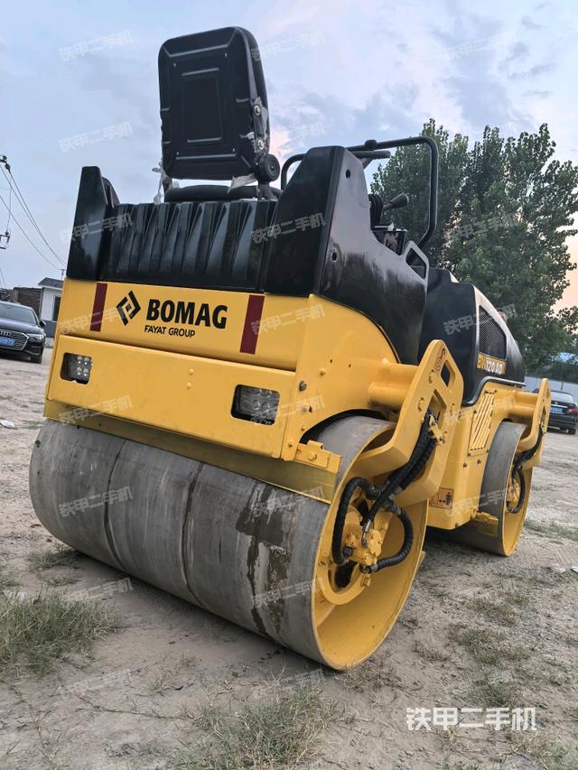 右后45°（压路机整机外观）