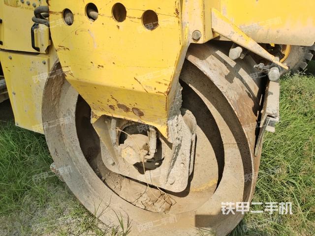 前轮右侧减震块连接及部件（压路机前后车架）