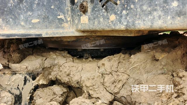 轉(zhuǎn)盤和下車架正前(工作和回轉(zhuǎn)裝置) 轉(zhuǎn)盤和下車架正前(工作和回轉(zhuǎn)裝置)