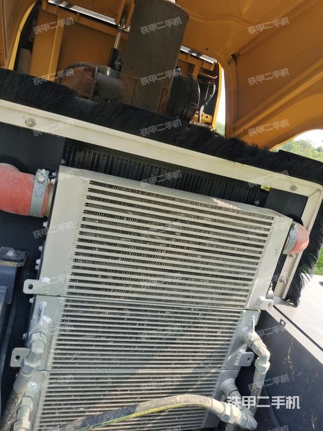 分動箱或變速箱（壓路機發(fā)動機艙）