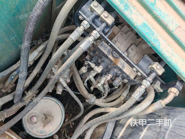 回转马达和主控阀（整机外观）