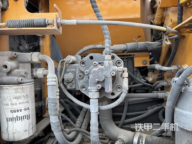 液压泵舱室正面整体（整机外观）