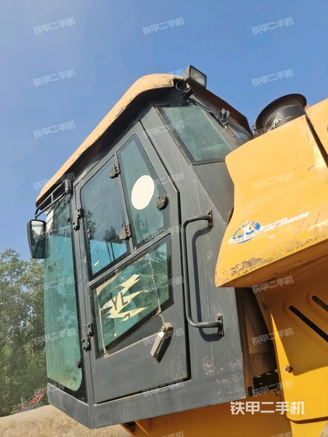 左側(cè)正面照（壓路機(jī)駕駛室）