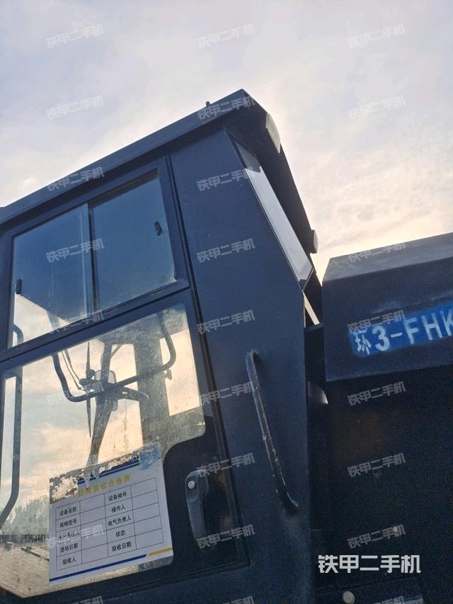 右侧正面照（压路机驾驶室）