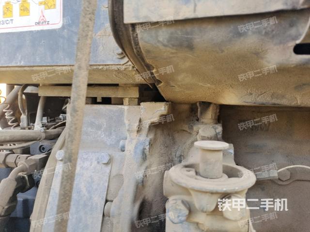 分动箱或变速箱（压路机发动机舱）