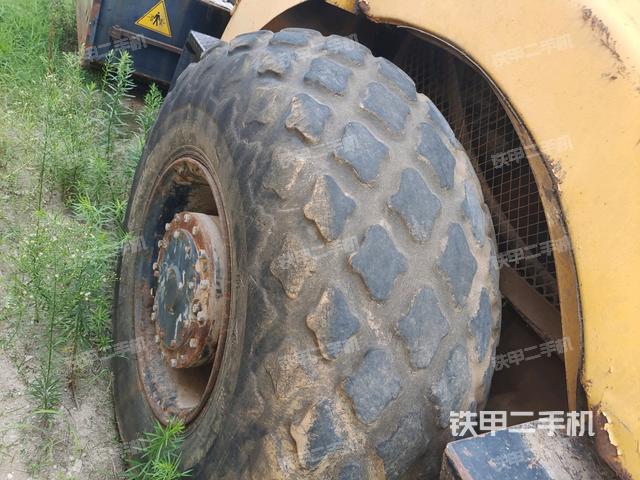 前輪左側(cè)減震塊連接及部件（壓路機(jī)前后車架）