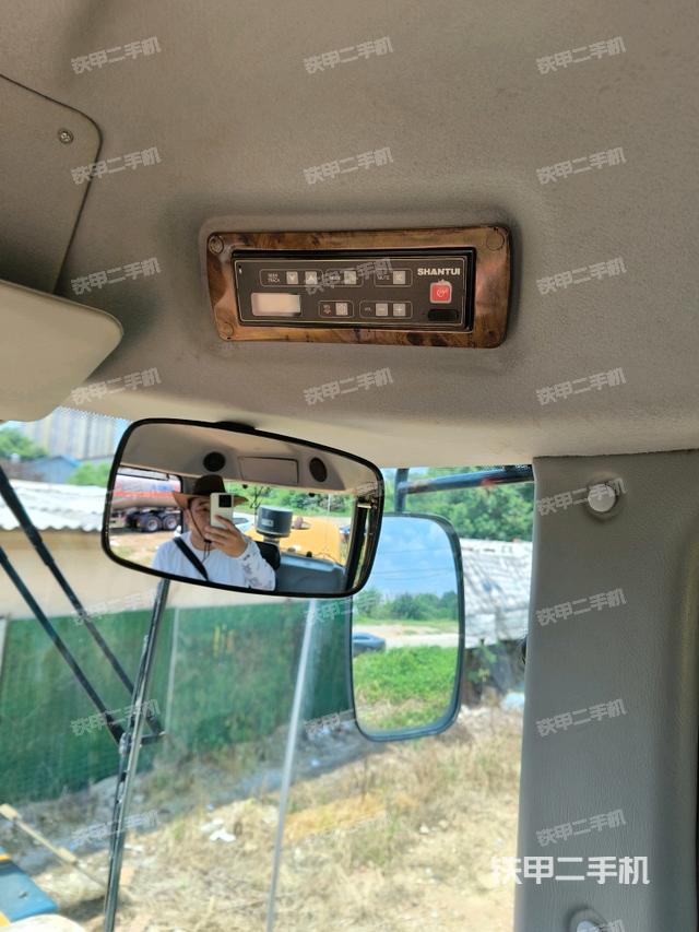 左侧正面照（压路机驾驶室）