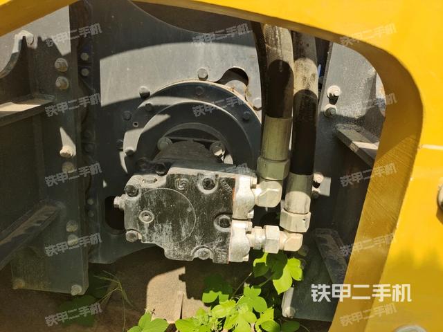 后輪左側(cè)全景（壓路機前后車架）