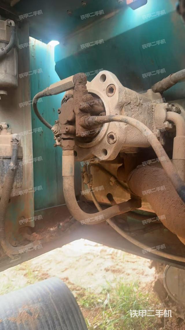 液压泵舱室正面整体（整机外观）