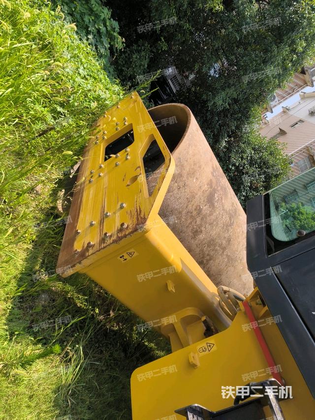 鉸接正左側(cè)（壓路機(jī)前后車架）