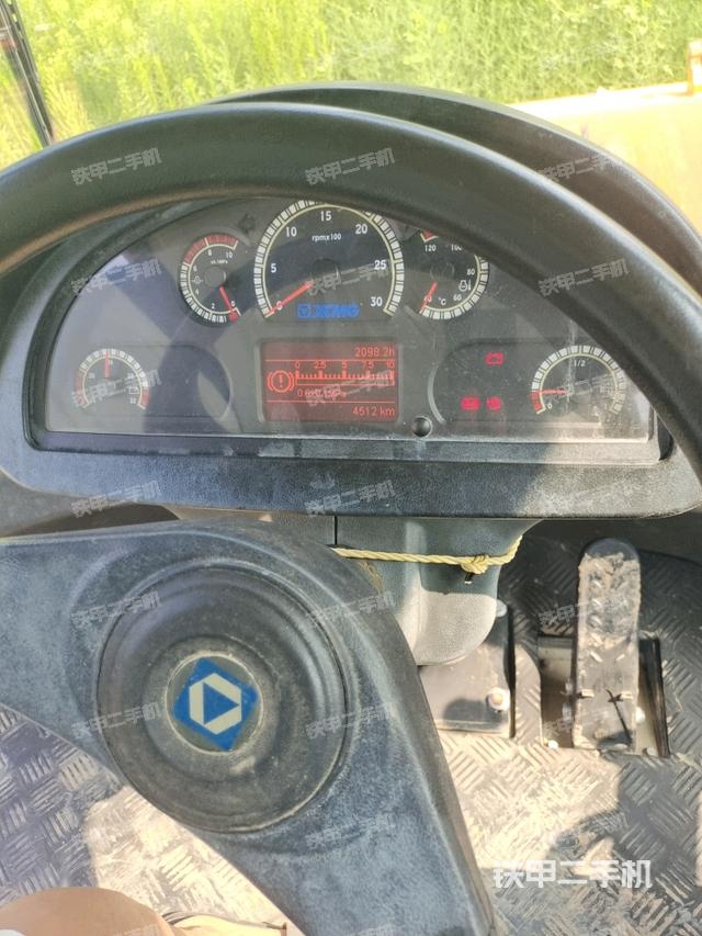 操作臺全景（壓路機駕駛室）