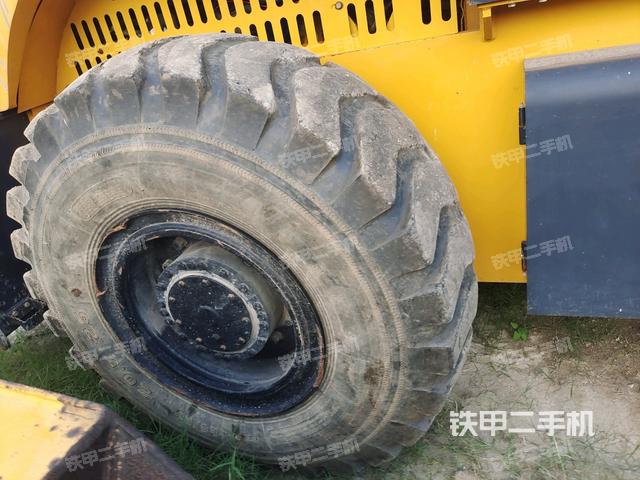 后輪右側(cè)全景（壓路機(jī)前后車架）