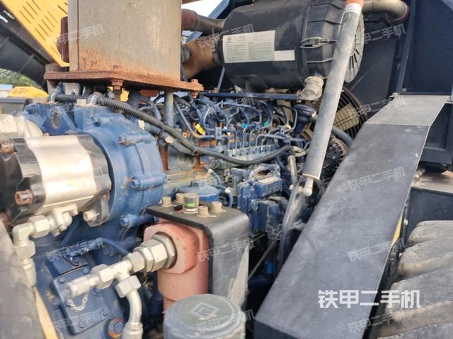 发动机右侧全景（压路机发动机舱）