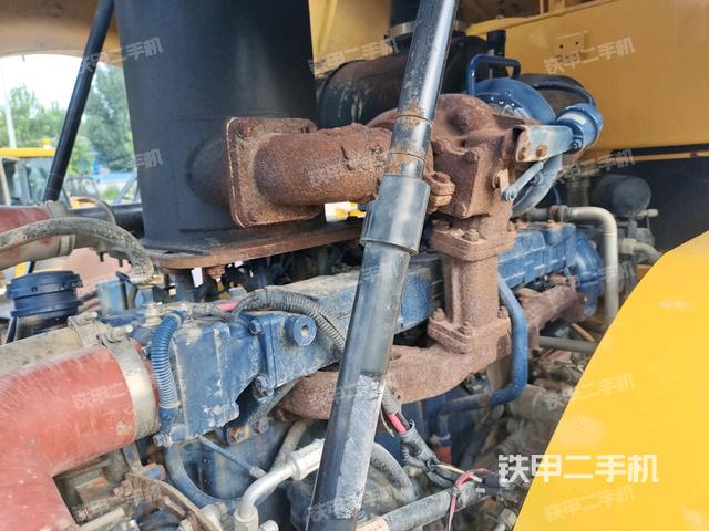 發(fā)動(dòng)機(jī)上部全景（壓路機(jī)發(fā)動(dòng)機(jī)艙）