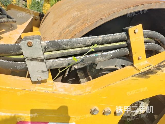 后輪右側(cè)全景（壓路機前后車架）