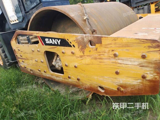 前车架正右侧（压路机前后车架）