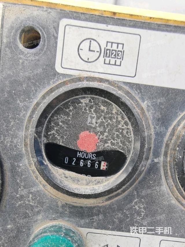 驾驶室顶蓬内（压路机驾驶室）