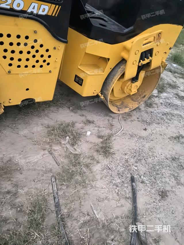 后轮右侧全景（压路机前后车架）