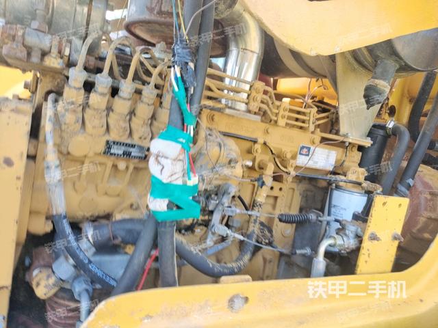 發(fā)動(dòng)機(jī)上部全景（壓路機(jī)發(fā)動(dòng)機(jī)艙）