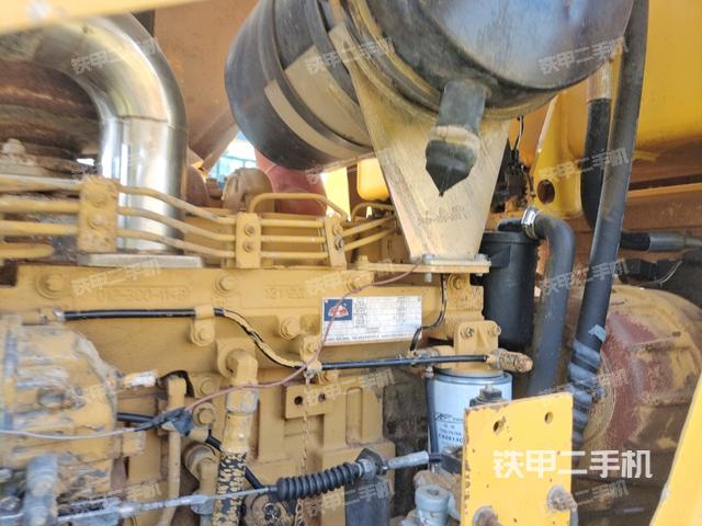 發(fā)動(dòng)機(jī)右側(cè)全景（壓路機(jī)發(fā)動(dòng)機(jī)艙）