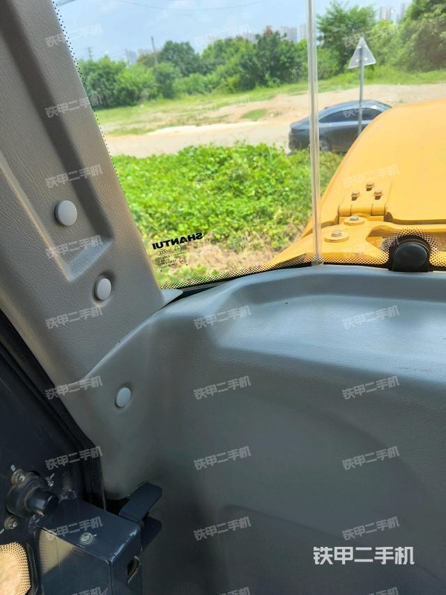 右侧正面照（压路机驾驶室）