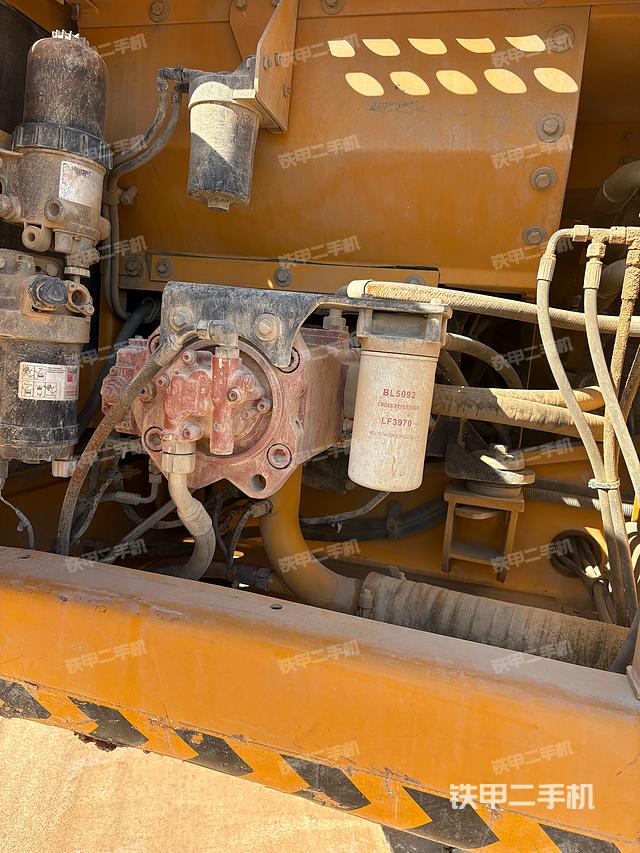 液压泵舱室正面整体（整机外观）