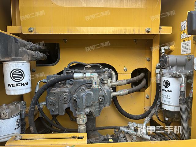 液壓泵艙室正面整體（整機外觀）