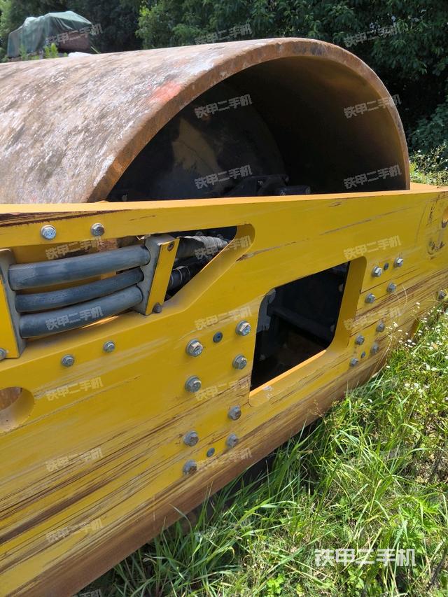 后輪右側(cè)全景（壓路機(jī)前后車架）