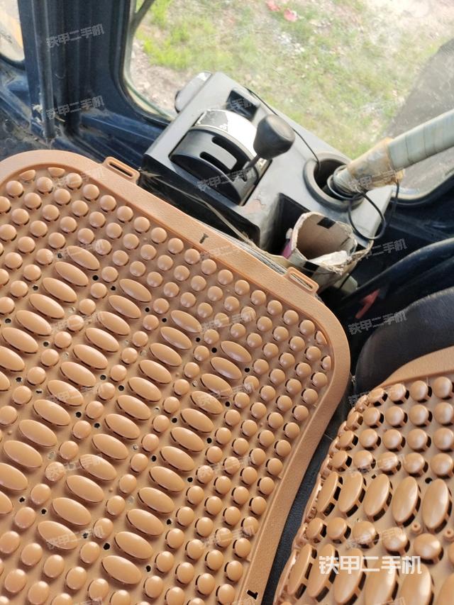 駕駛室側(cè)向上照全景（壓路機(jī)駕駛室）