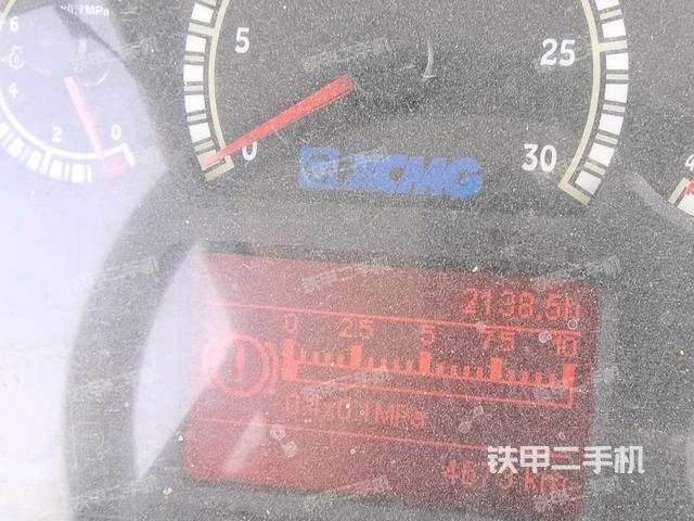 操作臺全景（壓路機(jī)駕駛室）