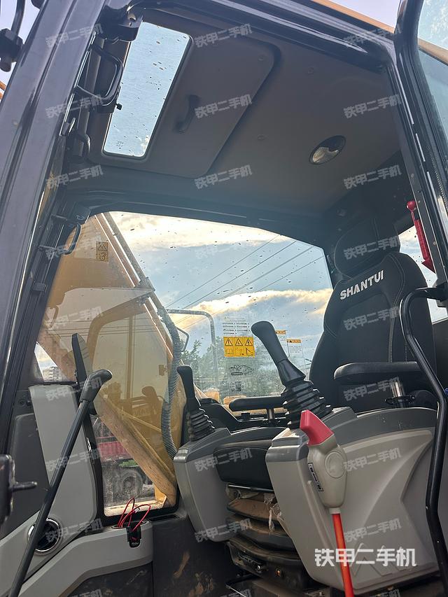 駕駛室整體（整機外觀）