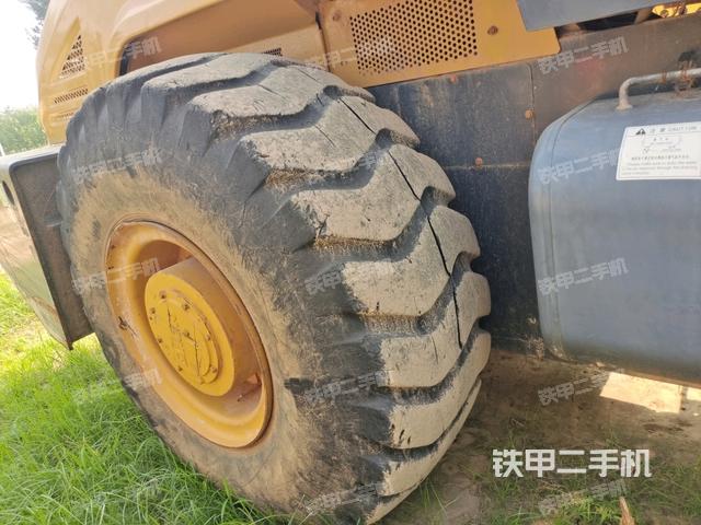 后轮左侧全景（压路机前后车架）