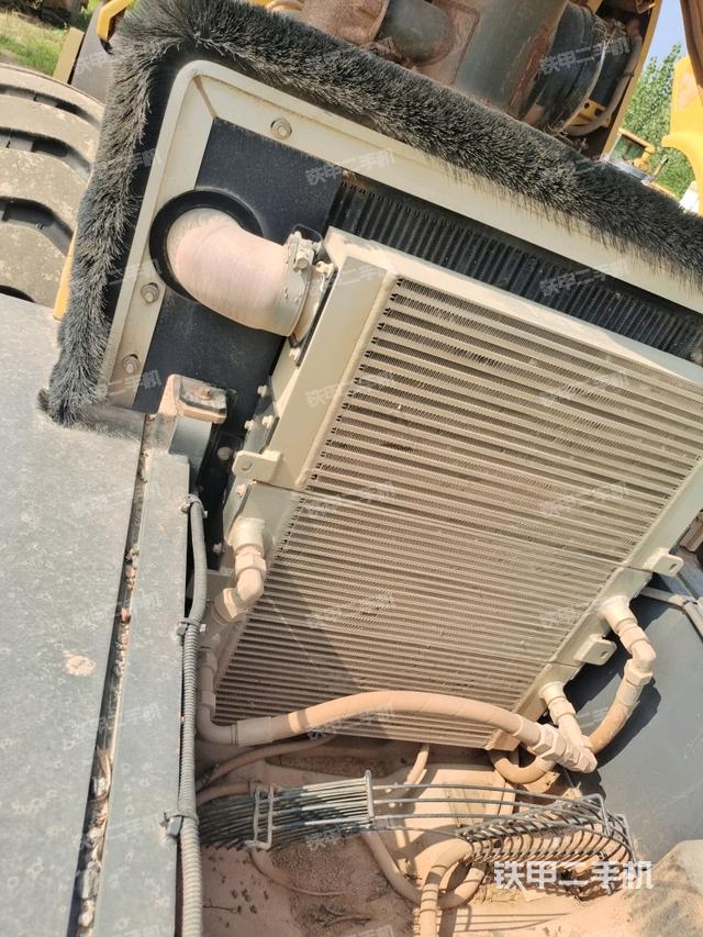 分动箱或变速箱（压路机发动机舱）