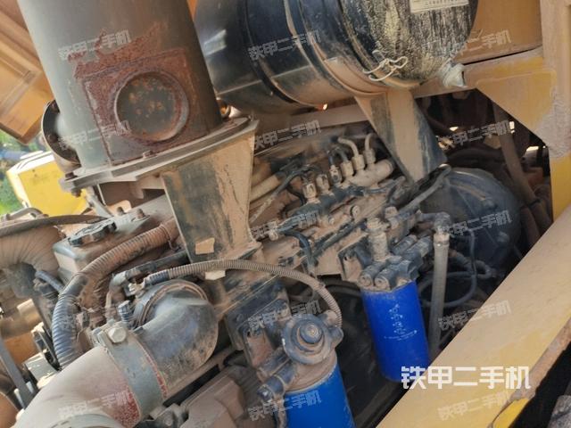 发动机右侧全景（压路机发动机舱）