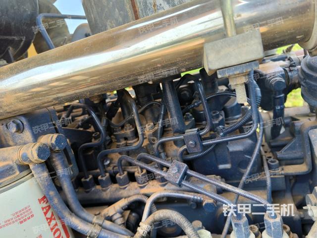 发动机左侧全景（压路机发动机舱）