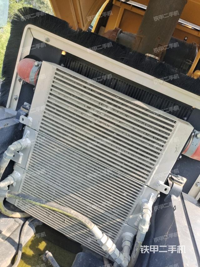 發(fā)動機艙液壓泵全景（壓路機發(fā)動機艙）