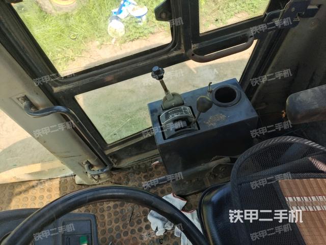 駕駛室頂蓬內(nèi)（壓路機(jī)駕駛室）