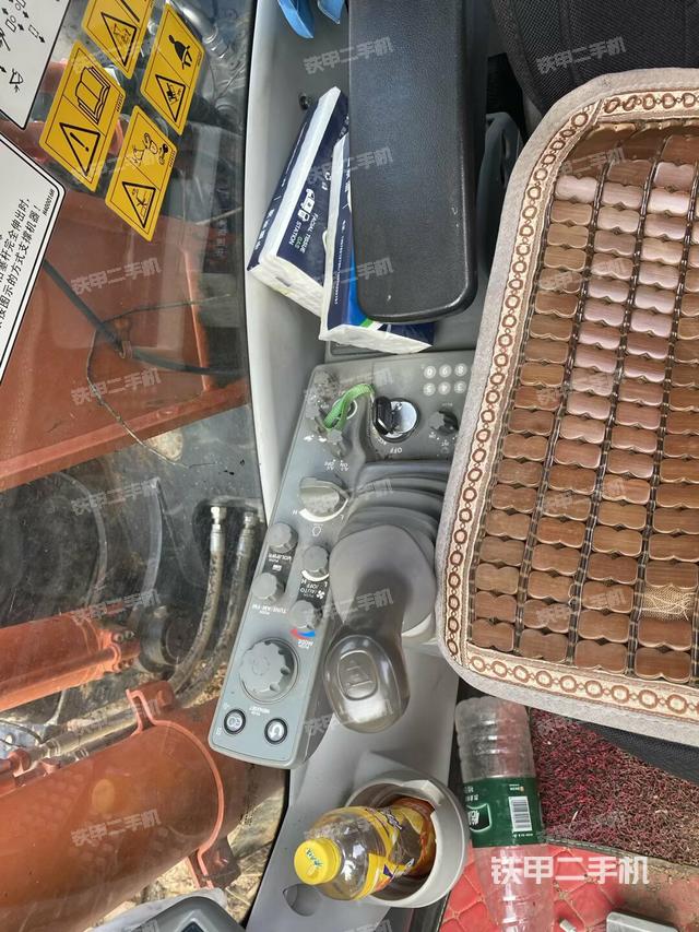 座椅右侧控制台/钥匙门/油门/含右手柄（驾驶室部分）