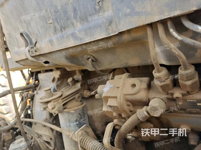 发动机舱液压泵全景（压路机发动机舱）