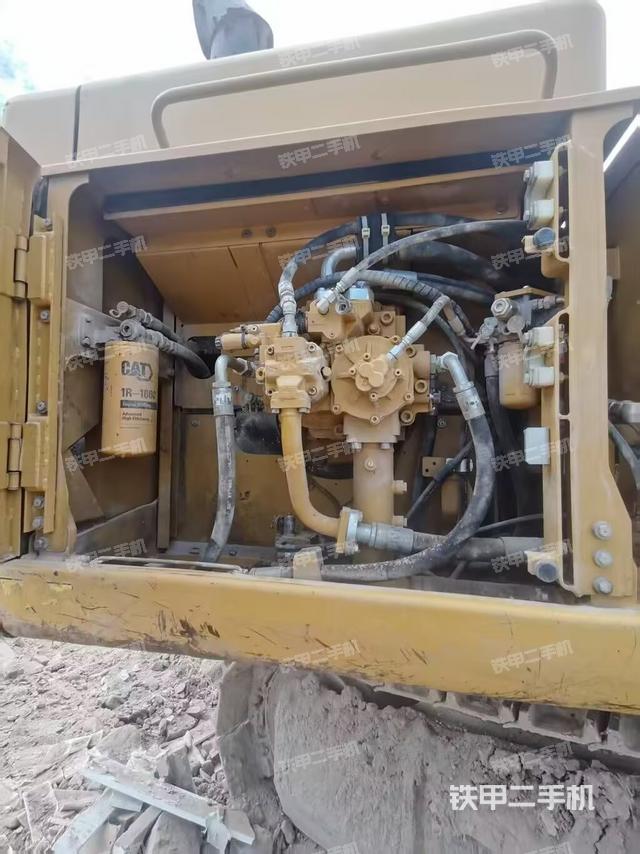 液压泵舱室正面整体（整机外观）