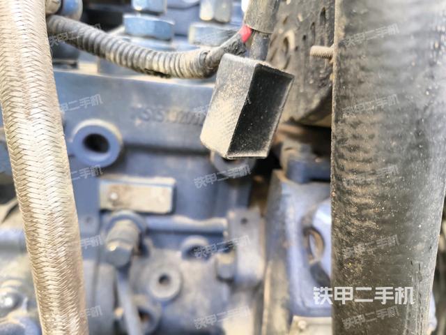 發(fā)動機(jī)上部全景（壓路機(jī)發(fā)動機(jī)艙）