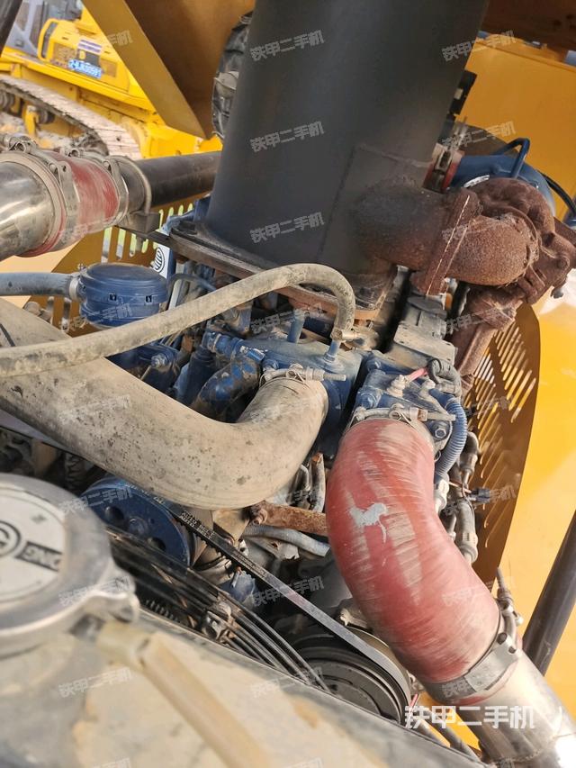 散熱器全景（壓路機(jī)發(fā)動(dòng)機(jī)艙）