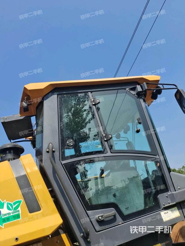 左側(cè)正面照（壓路機駕駛室）