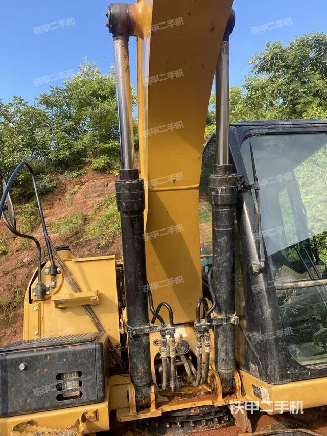 大臂油缸整体 竖拍（工作和回转装置）