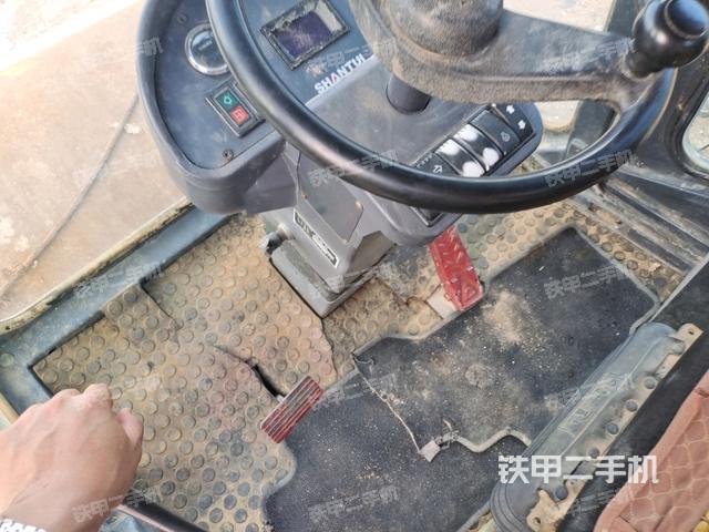 操作臺(tái)全景（壓路機(jī)駕駛室）