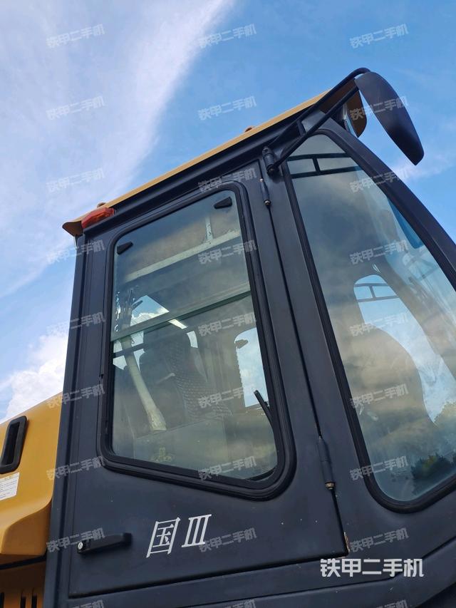 左側(cè)正面照（壓路機(jī)駕駛室）