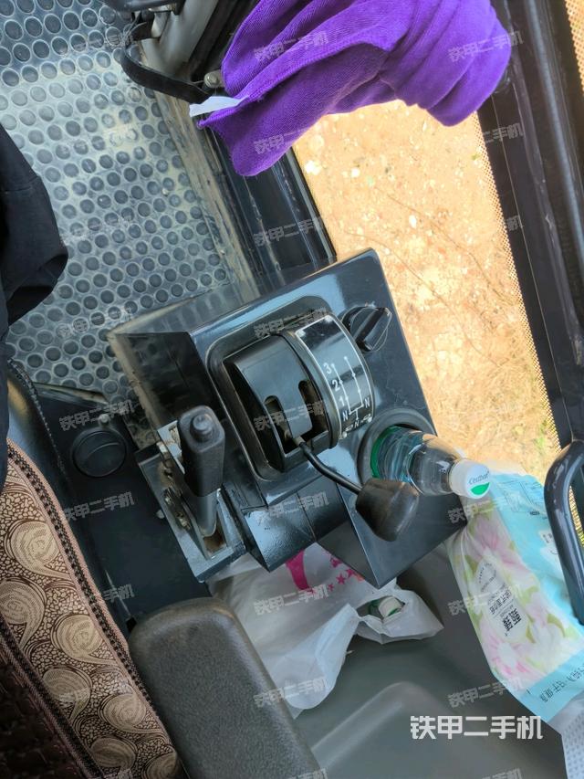 驾驶室内座椅、仪表操作手柄全景（压路机驾驶室）