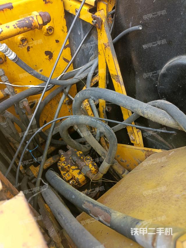 回轉(zhuǎn)馬達(dá)和主控閥（整機(jī)外觀）