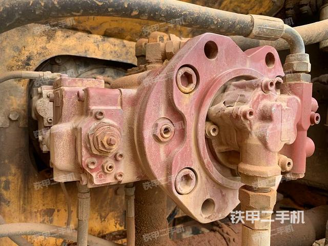 液压泵舱室正面整体（整机外观）