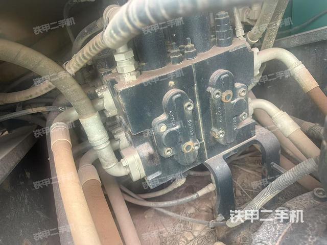 回轉(zhuǎn)馬達和主控閥(整機外觀) 回轉(zhuǎn)馬達和主控閥(整機外觀)